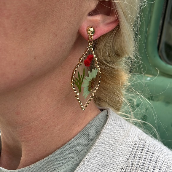 Handmade Real Pressed Dried Flower Botanical Resin
Earrings - Picture 5 of 14